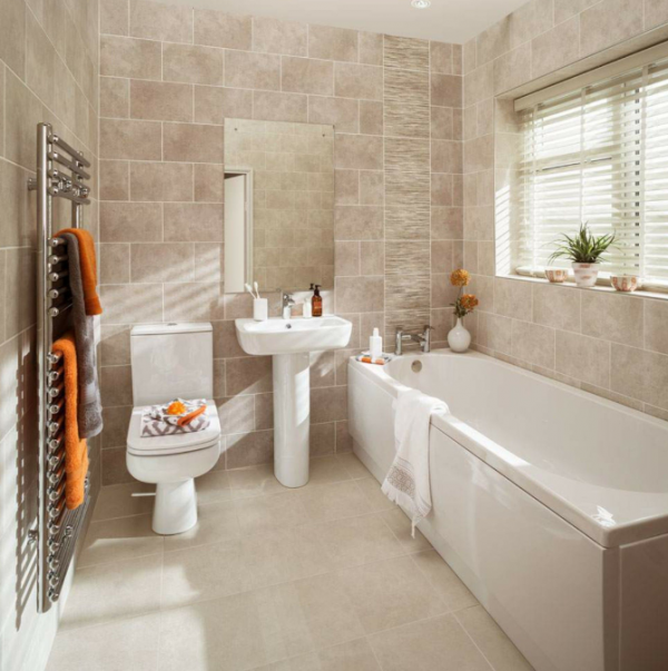 Dinding kamar mandi dengan ubin batu alam berwarna lembut